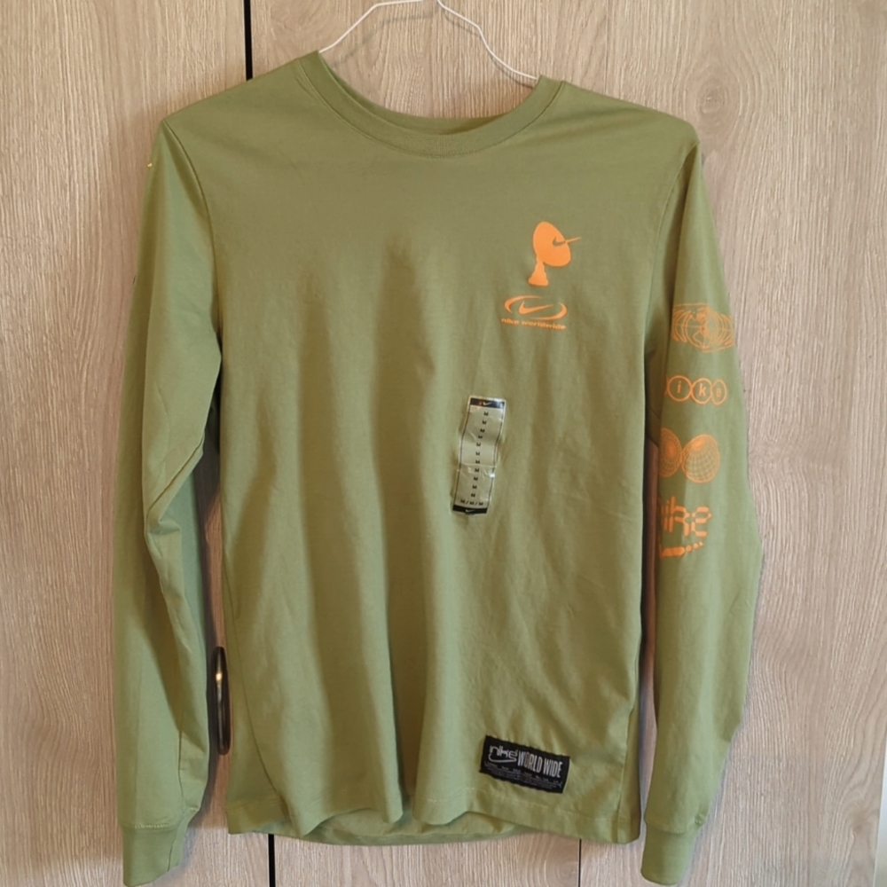 NWT  Nike long sleeve tee